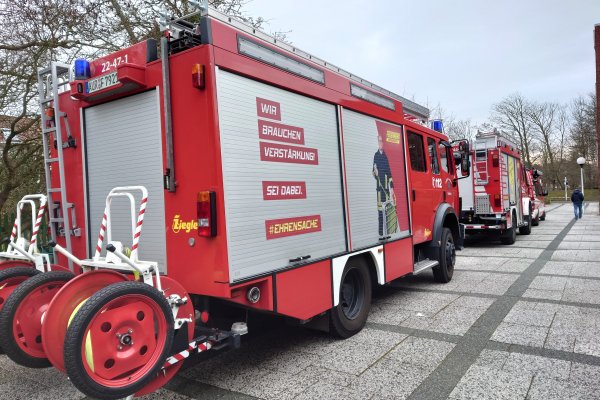 Feuerwehrfahrzeuge vor der KGS.
